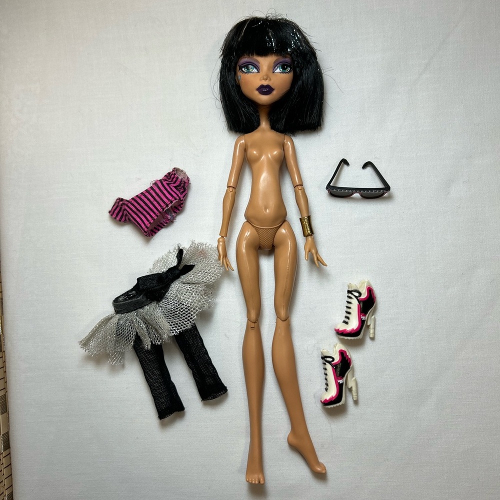 Cleo De Nile Monster High Fashion Doll - Picture 3 of 13